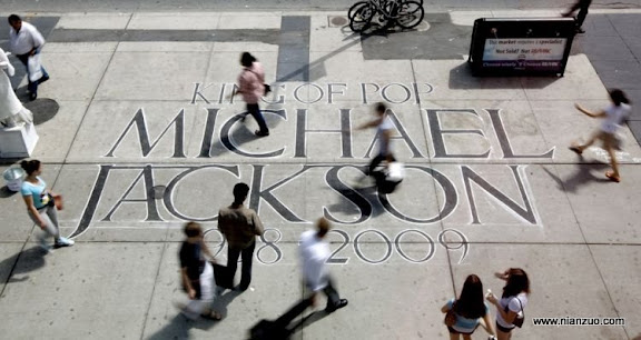 关于杰克逊 Pedestrians walk past a tribute written on the sidewalk honoring the late Michael Jackson on Dundas Square in Toronto on Friday, June 26, 2009. Jackson, 50, died Thursday in Los Angeles. (AP Photo/ The Canadian Press, Darren Calabrese)