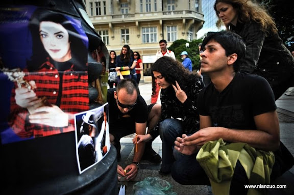 关于杰克逊 Bulgarian fans light candles and mourn the death of Michael Jackson in downtown Sofia on June 26, 2009. Jackson died after suffering a cardiac arrest, sending shockwaves sweeping across the world and tributes pouring in for the tortured music icon revered as the 