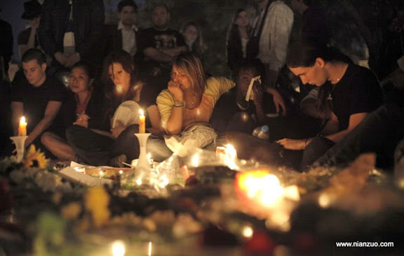 关于杰克逊 US singer Michael Jackson's fans gather to honor his death, in Paris, Friday June 26, 2009. (AP Photo/ Thibault Camus)