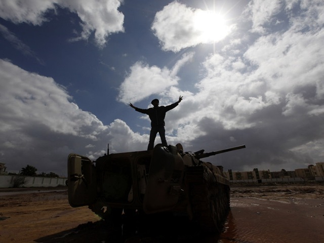 [105766_warga-libya-menaiki-tank-milik-militer-[5].jpg]