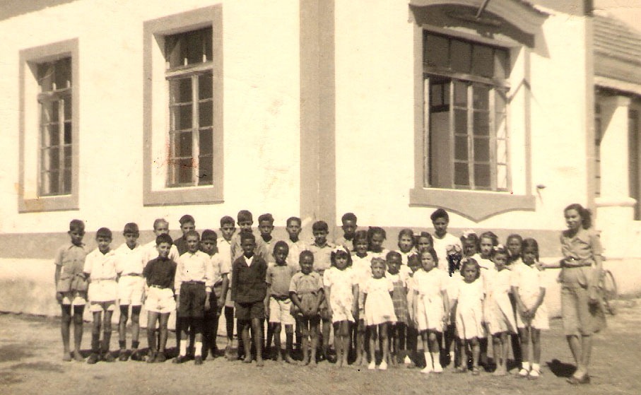 [Alunos Escola Paiva Couceiro Professora Maximina 1945[16].jpg]