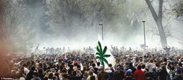 [pot_protesters_in_the_usa_22[4].jpg]