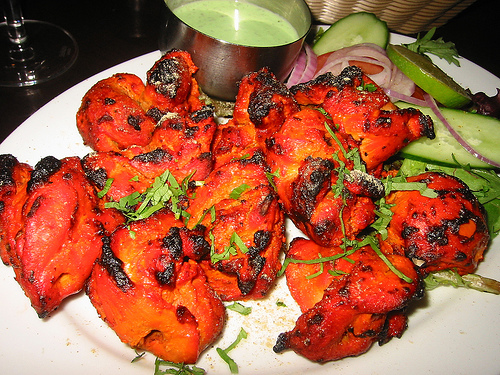 Chicken Tikka - Cubos de frango marinados em iogurte e ervas finas grelhados no 'tandoor'