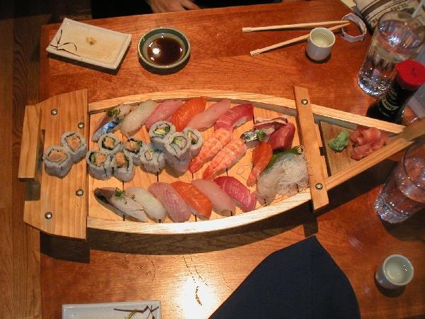 [sushi_sashimi_boat_a[5].jpg]