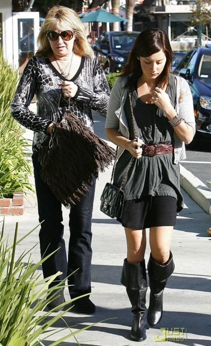 %Lady Gaga Justin Bieber Ashley Tisdale: atractiva caminante en Malibu