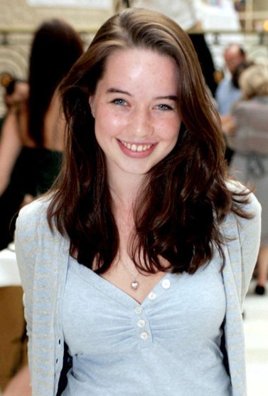 Demi Lovato y Anna Popplewell: ¿Parecidas?