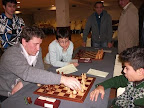 O <small>GM</small> Oleg Korneev analisa a partida<br>com o seu oponente