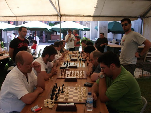 <small>FM</small> José Pinheiro vs. <small>IM</small> Rúben Pereira; na mesa 2, André Viela vs. Paulo Costa