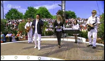 Sandra_feat_Thomas_Anders_-_The_Night_Is_Still_Young__ZDF_Fernsehgarten_10.05.20090009