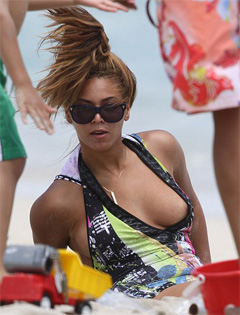 Beyoncé's beach wardrobe malfunction [photo courtesy of Splash news]