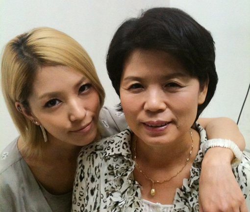 BoA and her Mum | Tweeted photo BoA and her Mum | Tweeted photo
