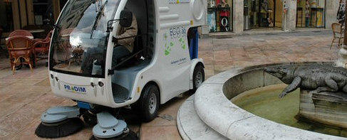 Une balayeuse électrique pour nettoyer la voirie