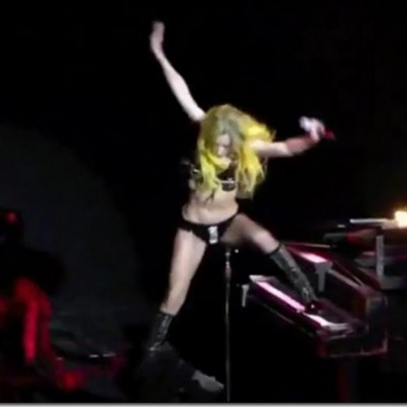 Lady Gaga fällt auf den Hintern (Video)
