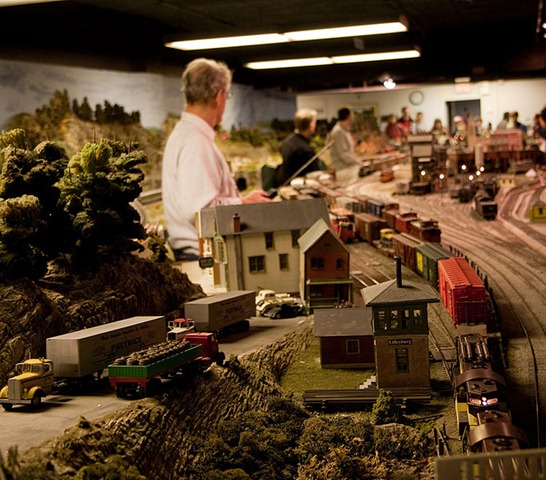 [682px-Model_Railroad_Club_of_Toronto-veggiefrog[3].jpg]