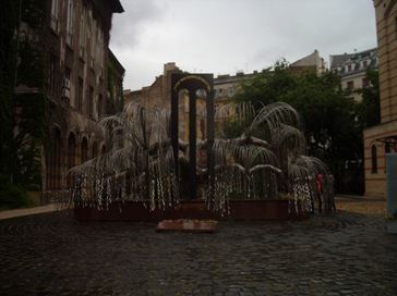 escultura arbol en la sinagoga de Budapest