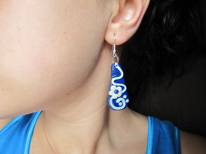 Cercei handmade din Fimo, model alb pe fond albastru