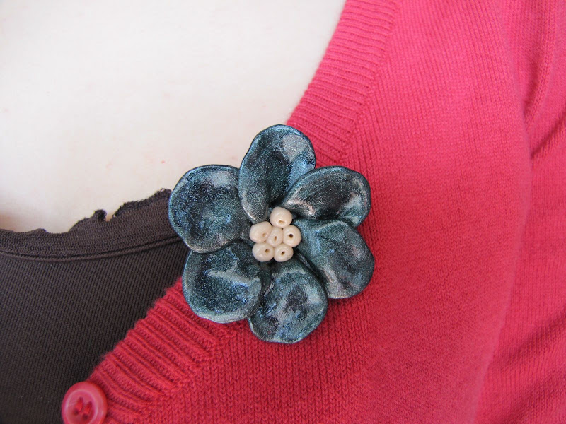 Brosa Handmade Fimo, floricica in culori metalice - verde