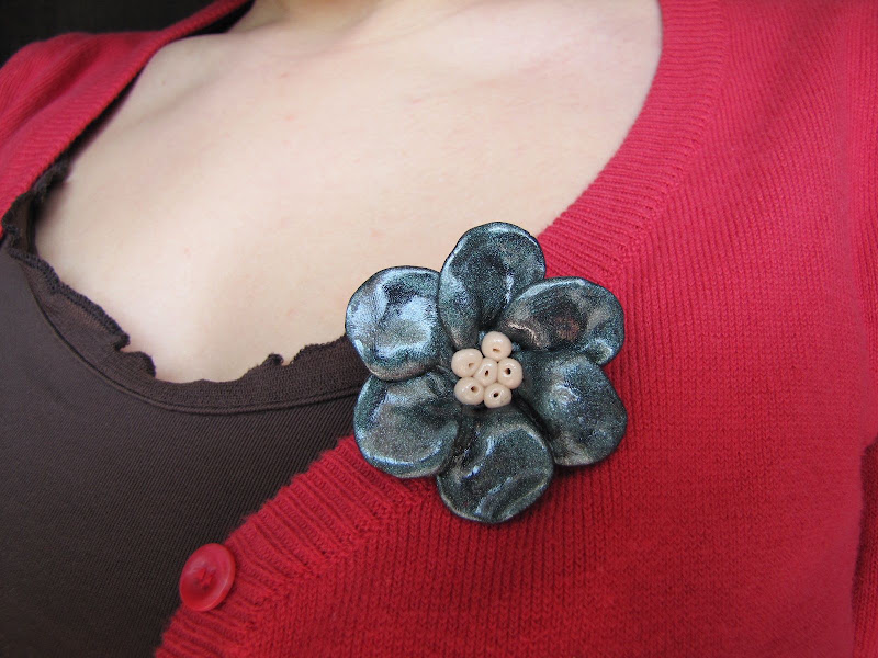 Brosa Handmade Fimo, floricica in culori metalice - verde