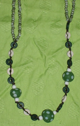 [green polka dot necklace detail[3].jpg]