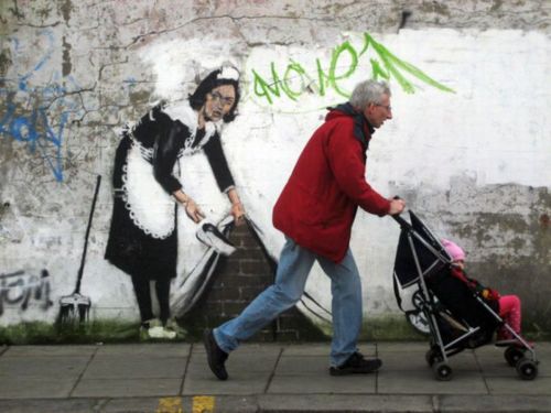 graffiti de señora limpiando la calle