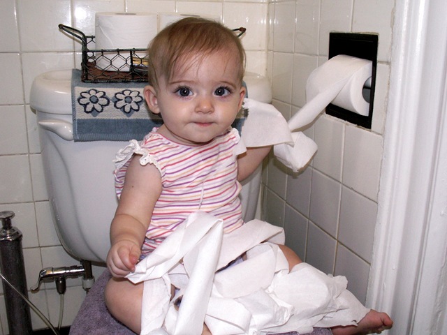 [Elaine 7 months found the toilet paper roll_0002[3].jpg]