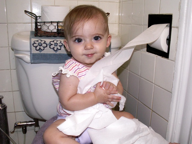[Elaine 7 months found the toilet paper roll_0001[3].jpg]