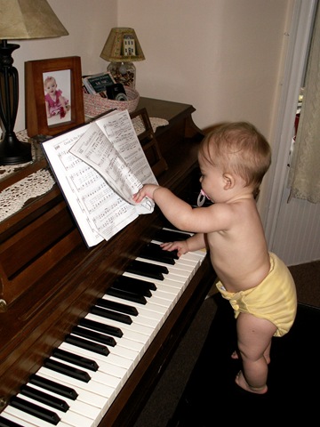 [Elaine 8 months playing piano_0001[3].jpg]