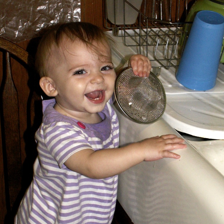 [Elaine 10 months washing dishes[4].jpg]