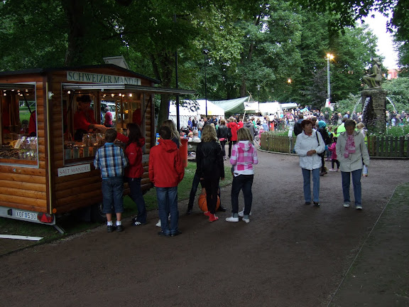 Vår kyrkpark som ligger bredvid oss hade förvandlats till en oas med massa matställen