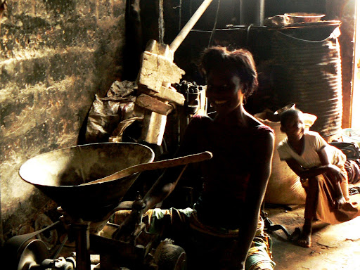 femme pilant du millet Bohicon Bénin