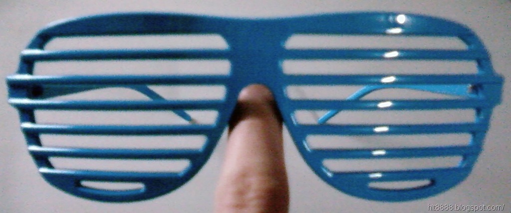 [freeGiftFrontView1.jpg]