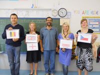 Los profesores con las banderas de sus respectivos países y Javier López del Amo 