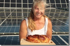 Mikaela von Koskull med födelsedagsbulle Mikaela von Koskull med födelsedagsbulle
