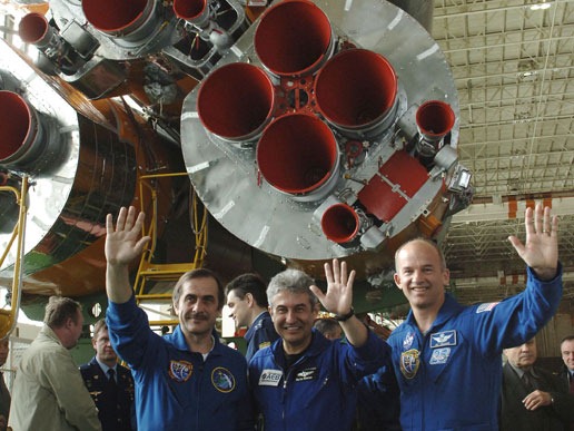 [Soyuz Crew Arrives Safely At Space Station[5].jpg]