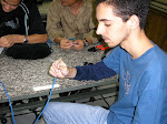 Eduardo está assustado com a quantidade de fios.