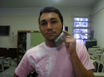 Celular de luxo? Liga direto na tomada e recarrega pilhas.