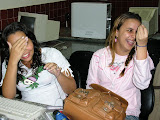 Cecília se esconde enquanto a Raphaella reclama.