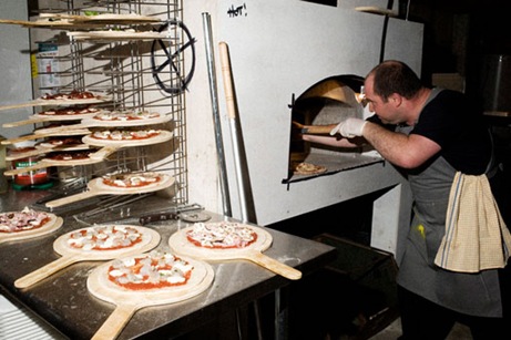 [pizza-going-in-the-oven[2].jpg]