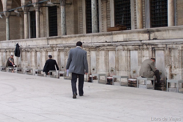 [Ablucion en las fuentes de la Mezquita de Soliman[2].jpg]