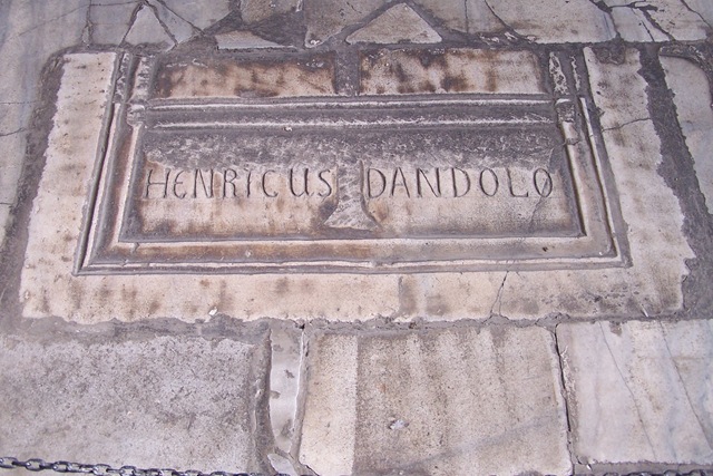 [Tumba de Enrique Dándolo, Duque Veneciano que murió en Constantinopla en 1205, situada en la seguna planta de la Basilica de Santa Sofia..jpg]