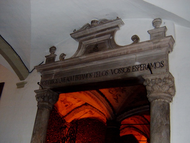 [Entrada a la Capilla de los Huesos en Evora.jpg]