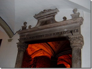 Entrada a la Capilla de los Huesos en Evora
