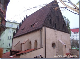 Sinagoga Vieja-Nueva despues de su reconstrucción en Praga