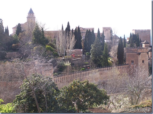 Murallas y conjunto de la Alhambra visa desde los jardines del Generalife