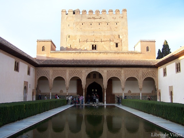 [Patio de los Arrayanes con la Torre y el Palacio de Comares al fondo[3].jpg]