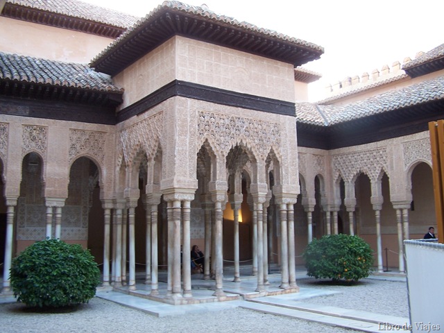 [Entrada al Patio de los Leones. Detalles de las fabulosas arcadas con decoración mocárabe[2].jpg]