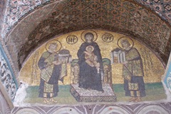 Sobre la puerta mosaico cristiano da entrada al interior de Santa Sofia