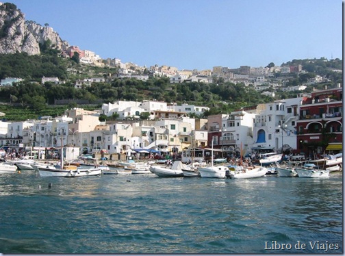 Puerto y Ciudad de Capri. Unas de las Islas más bonitas del mediterráneo y como Saint Tropez acoge turismo de famosos Puerto y Ciudad de Capri. Unas de las Islas más bonitas del mediterráneo y como Saint Tropez acoge turismo de famosos