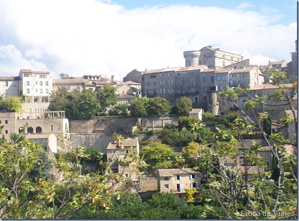 Gordes, en el parque nacional de Lugerón en Provenza. Uno de los lugares elegidos por artistas franceses como residencia actualmente. Varias inmobiliarias de lujo gestionan uno de los suelos más caros de Francia