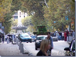 La Bastide du Cours. Centro social de Aix en Provece, flanqueada de castaños y al fondo la fuente del centro de la ciudad.